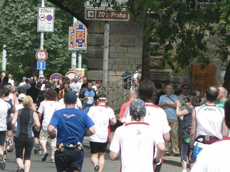 Maraton09 175.jpg - A pomalu se začneme vracet na Staroměstské náměstí, kde celý maraton končí.
